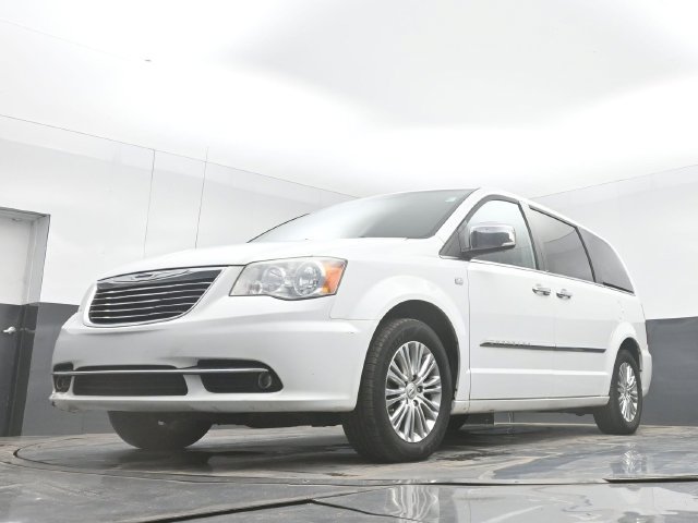 Used 2014 Chrysler Town & Country Touring-L FWD image 42
