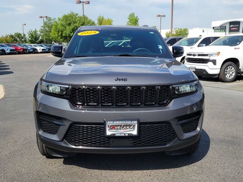 Used 2025 Jeep Grand Cherokee Altitude AWD/4WD image 5