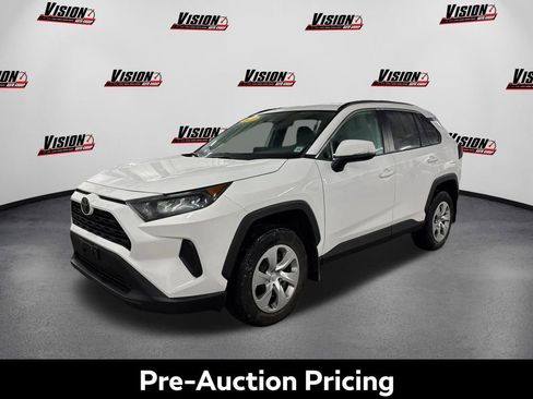 Used 2021 Toyota RAV4 LE image 1