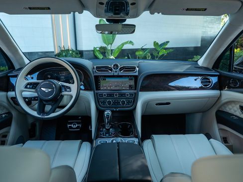 Used 2023 Bentley Bentayga AWD/4WD image 4