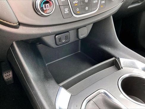 Used 2021 Chevrolet Traverse LS image 26