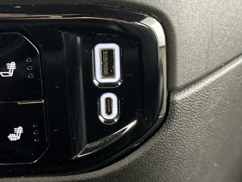 Used 2025 GMC Sierra 1500 SLT AWD/4WD image 33
