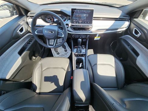 New 2024 Jeep Compass Latitude w/ Sun and Sound Group AWD/4WD image 22
