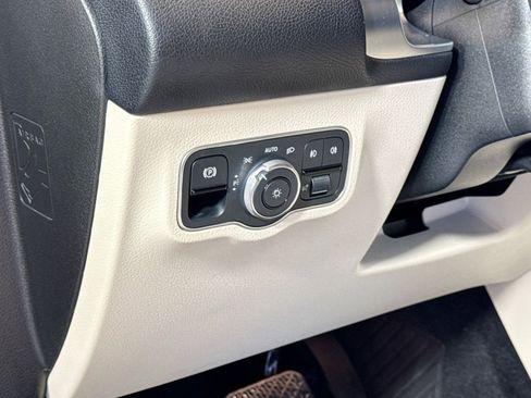 Used 2021 Mercedes-Benz GLB 250 4MATIC image 10