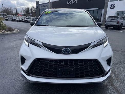 Used 2022 Toyota Sienna XSE image 2
