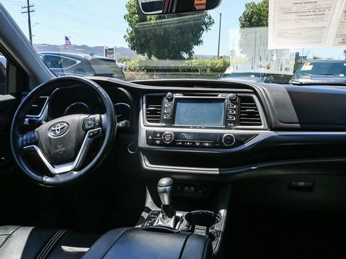 Used 2018 Toyota Highlander SE FWD image 15