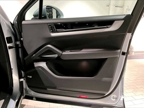 Used 2025 Porsche Cayenne S image 27