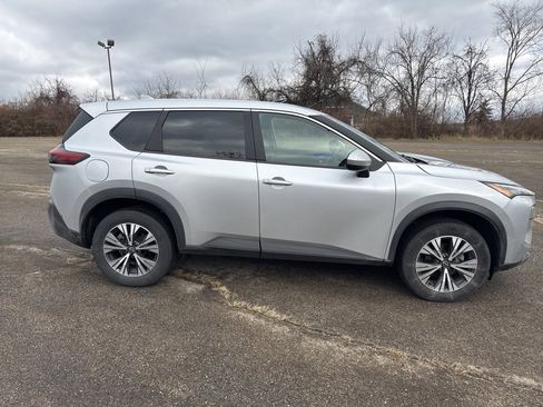 Used 2023 Nissan Rogue SV image 2