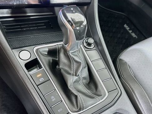 Certified 2025 Volkswagen Jetta SE w/ Sunroof Package FWD image 17
