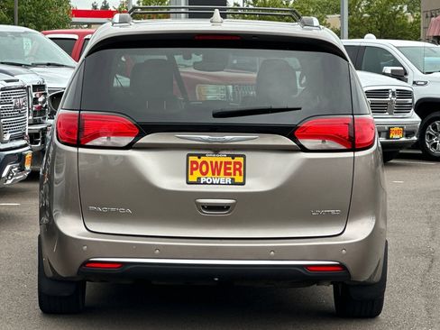 Used 2017 Chrysler Pacifica Limited FWD image 5