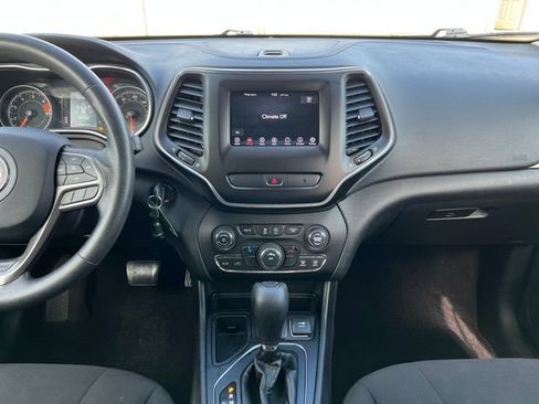 Used 2019 Jeep Cherokee Latitude w/ Popular Appearance Group FWD image 19