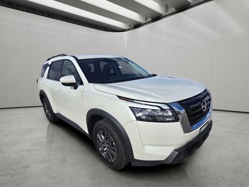 Used 2024 Nissan Pathfinder SV image 7