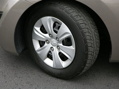 Used 2016 Hyundai Elantra SE image 3