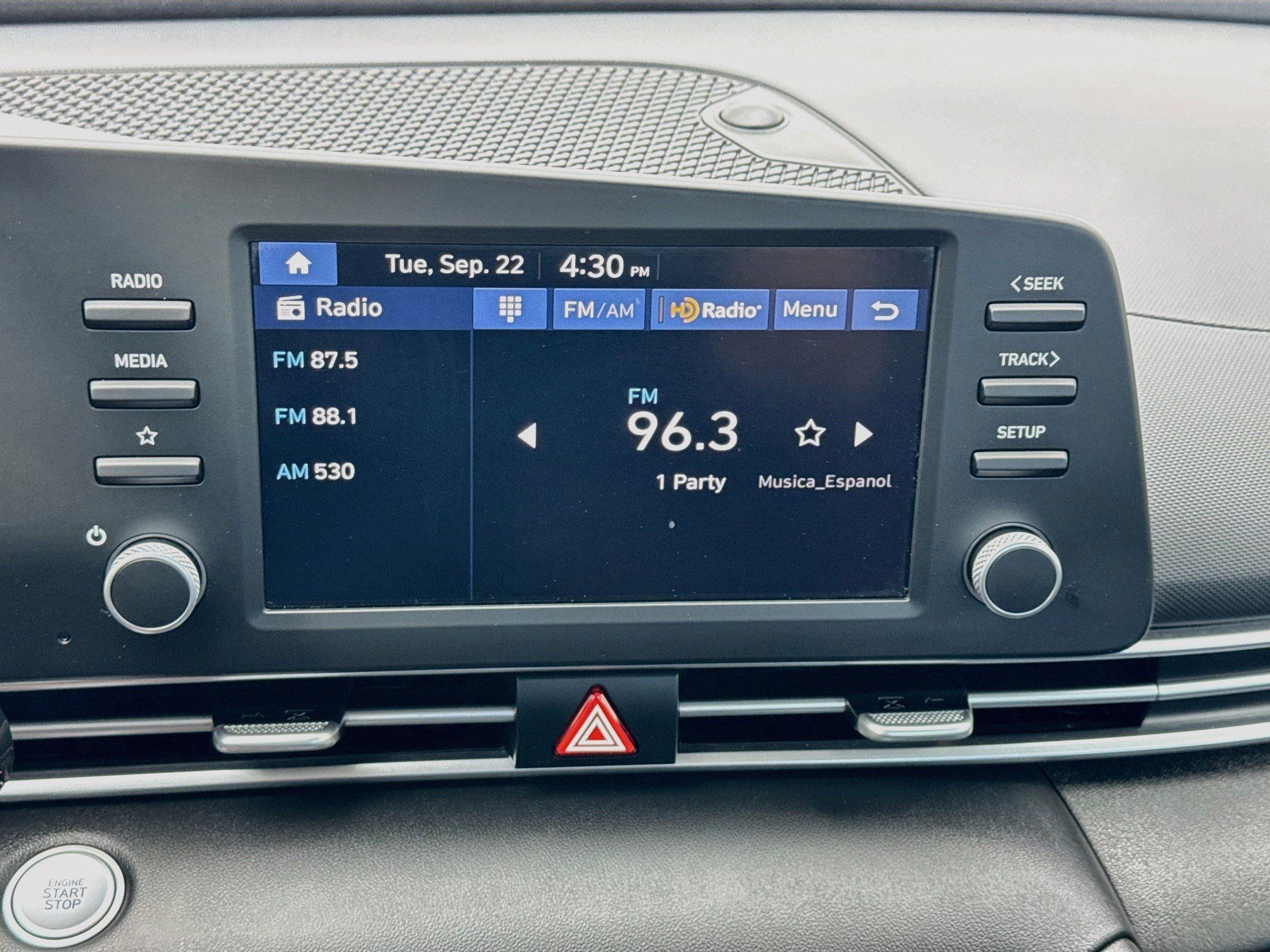 Used 2025 Hyundai Elantra Hybrid FWD image 11