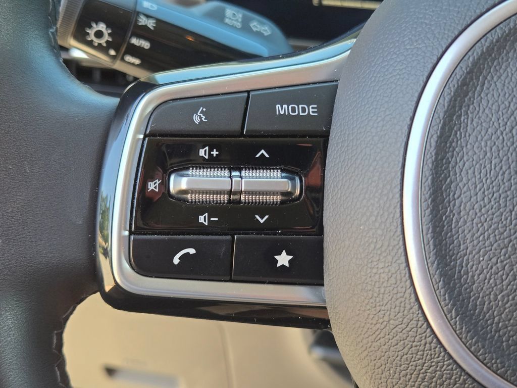 Certified 2025 Kia Carnival FWD image 23