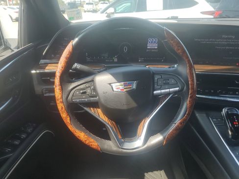 Used 2024 Cadillac Escalade Luxury RWD image 11