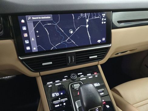 Used 2022 Porsche Cayenne image 6