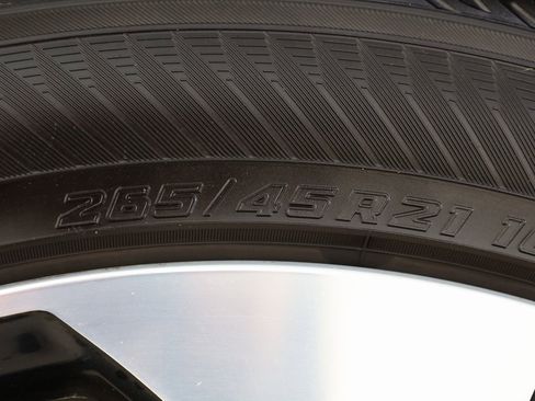 Used 2023 Audi e-tron Premium Plus w/ Premium Plus Package image 36