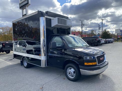 Used 2022 GMC Savana 3500 w/ Power Convenience Package image 3