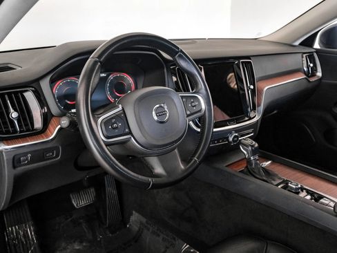 Used 2021 Volvo S60 T5 Momentum image 2