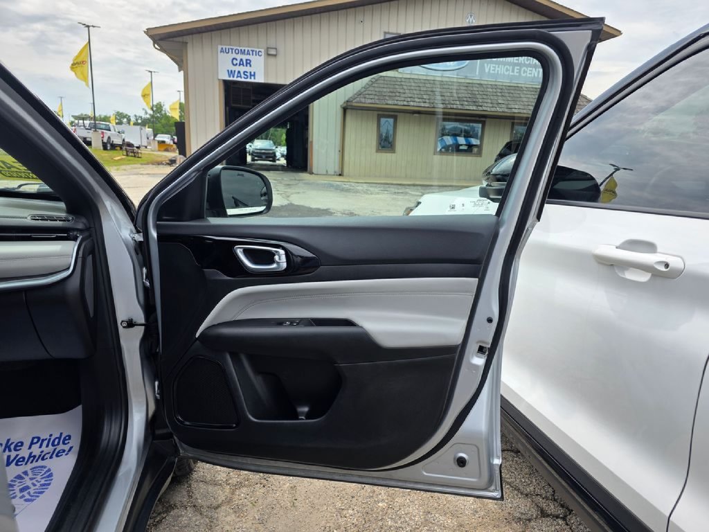 Used 2025 Jeep Compass Limited AWD/4WD image 31