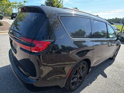 Used 2025 Chrysler Pacifica Limited FWD image 8