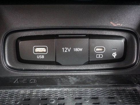 Used 2025 Hyundai Venue Limited image 22