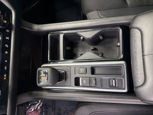 Used 2024 Nissan Pathfinder SV image 30