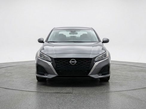 Used 2025 Nissan Altima 2.5 SV image 2