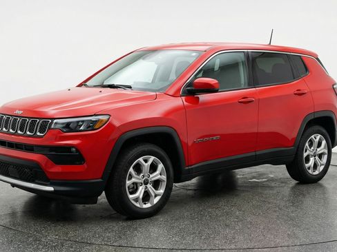 Used 2025 Jeep Compass Latitude image 3