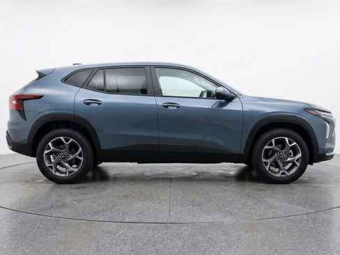 Used 2025 Chevrolet Trax LT FWD image 11