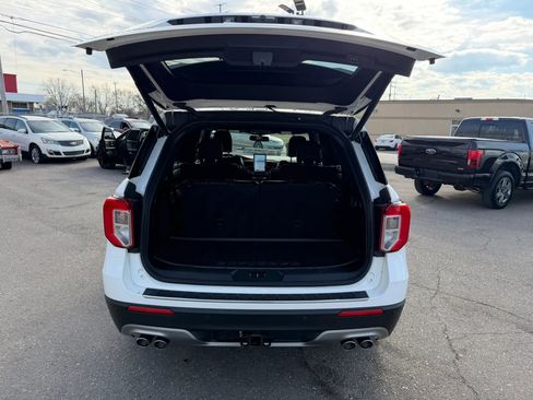 Used 2020 Ford Explorer Platinum w/ Premium Technology Package image 17