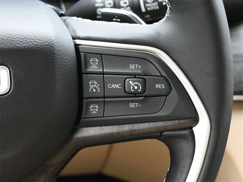 Used 2022 Jeep Grand Cherokee L Limited w/ Luxury Tech Group II image 11