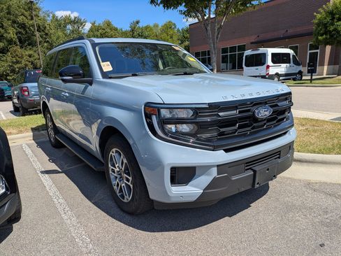 Used 2025 Ford Expedition Active AWD/4WD image 1