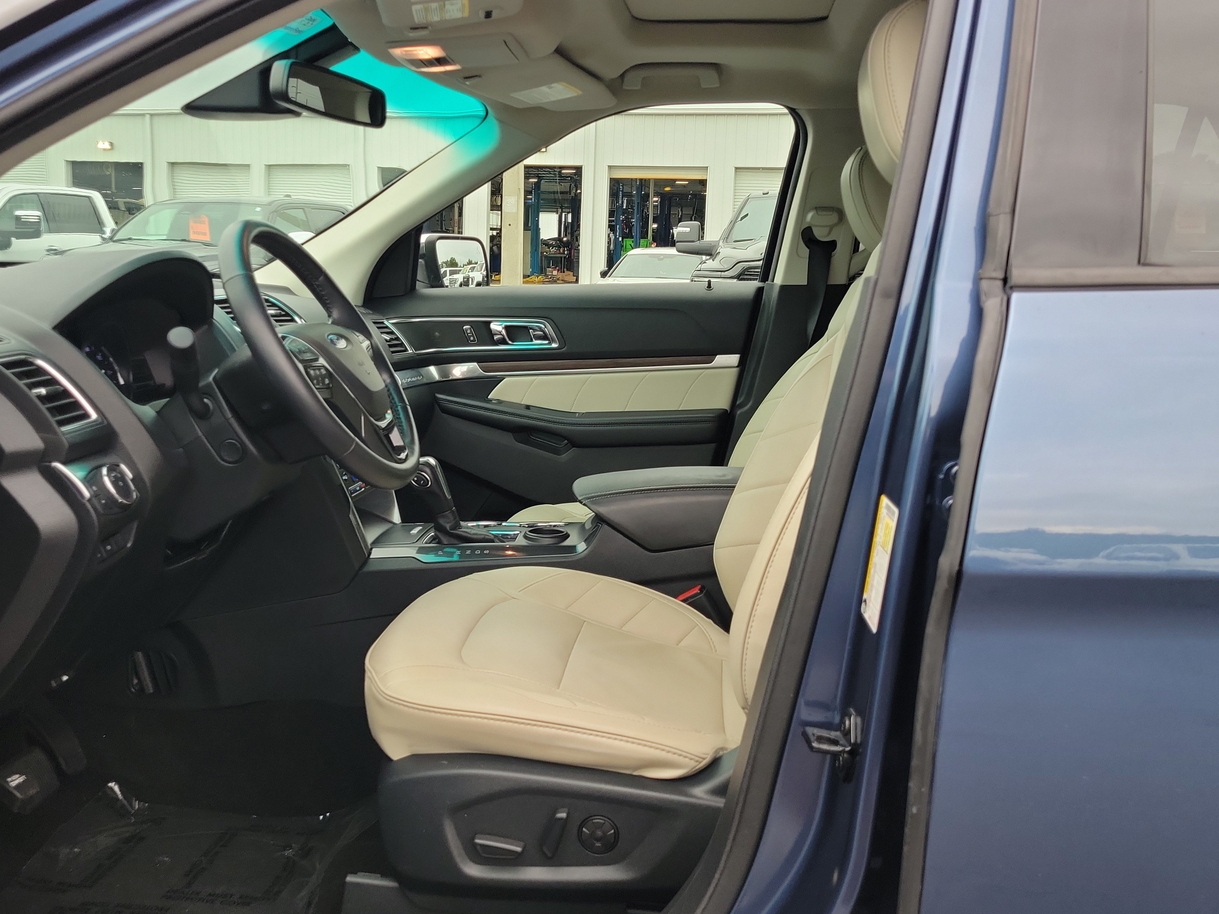 Used 2019 Ford Explorer Limited w/ Limited Luxury Package FWD image 21
