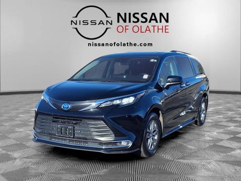 Used 2024 Toyota Sienna XLE image 1