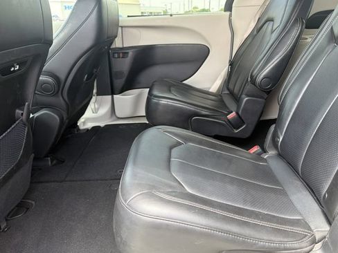 Used 2023 Chrysler Pacifica Touring-L FWD image 12