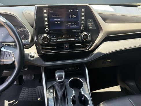 Used 2021 Toyota Highlander XLE FWD image 18