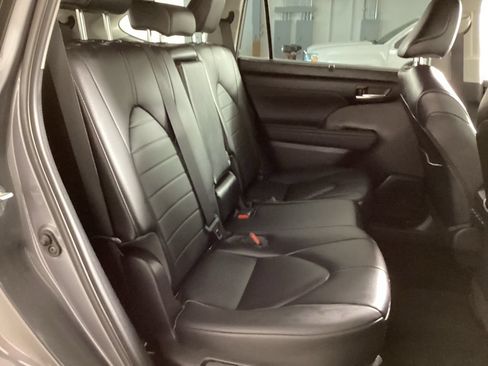 Used 2023 Toyota Highlander XLE AWD/4WD image 20