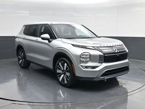 Used 2025 Mitsubishi Outlander SE FWD image 1