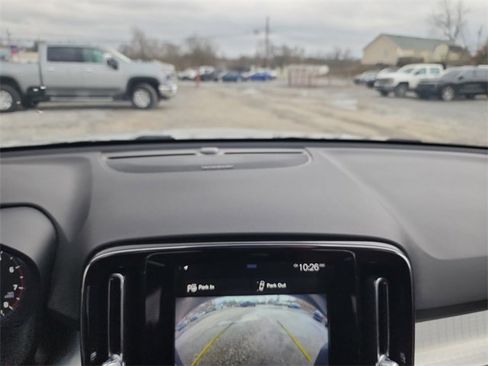 Used 2019 Volvo XC40 T5 Momentum image 29