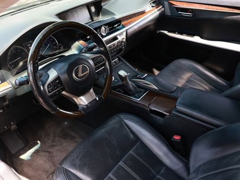 Used 2016 Lexus ES 350 w/ Luxury Package w/Wood Trim FWD image 6