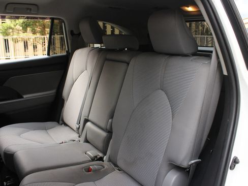 Used 2020 Toyota Highlander L AWD/4WD image 18