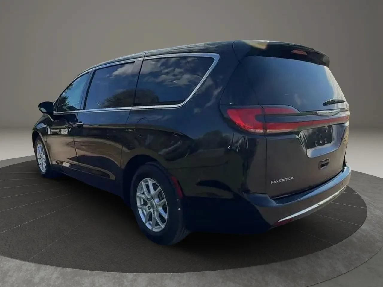 Used 2025 Chrysler Pacifica Select FWD image 4