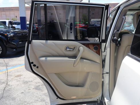 Used 2016 INFINITI QX80 4WD w/ Deluxe Technology Package image 19