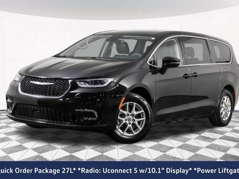 Used 2024 Chrysler Pacifica Touring-L FWD image 2