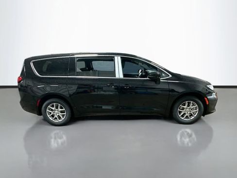 New 2026 Chrysler Pacifica Select image 5