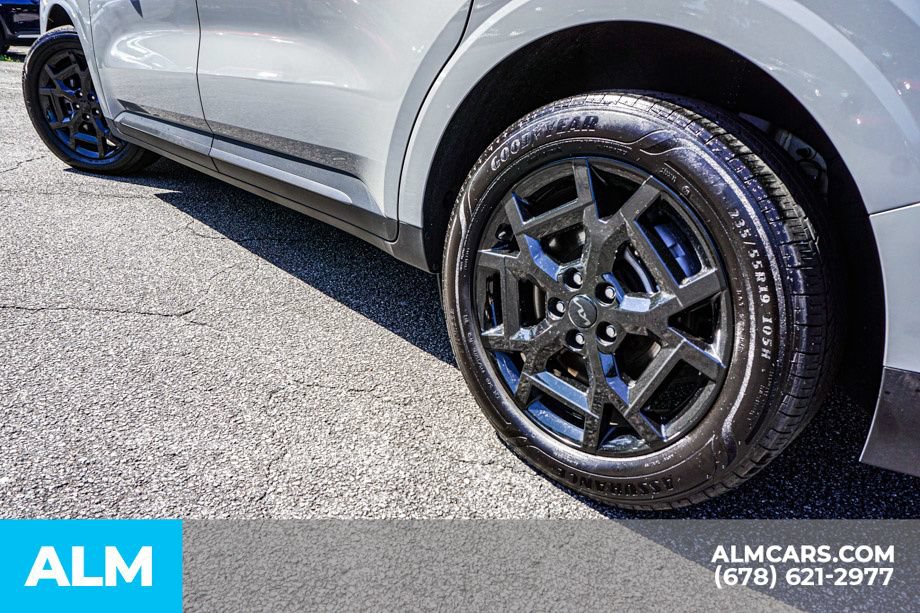 Used 2025 Kia Carnival SX w/ SX Dark Edition Package FWD image 15
