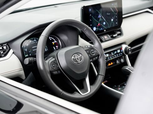 Used 2025 Toyota RAV4 XLE Premium image 9