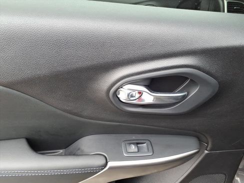 Used 2021 Jeep Cherokee Latitude Plus w/ Sun & Sound Group image 8